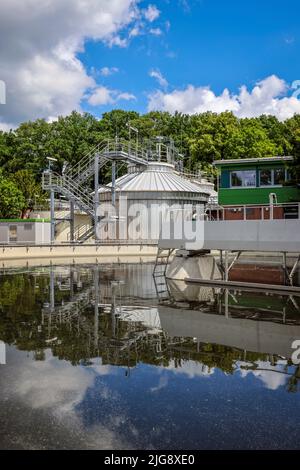 Kläranlage Voerde, Abwasserbehandlung in der modernisierten Klaeranlage, Voerde, Niederrhein, Nordrhein-Westfalen, Deutschland Stockfoto