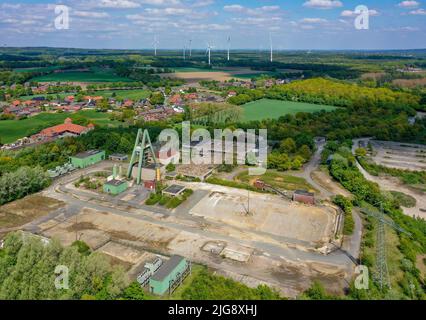 Marl, Nordrhein-Westfalen, Deutschland - Fördergerust vom Schacht 8 der stillen Zeche Auguste Victoria in Marl an der Lippe, Hochwasserschutz im Raum Haltern-Lippramsdorf-Marl (Halima). Hochwasserschutz auf der Lippe durch Deichverlagerung und erweiterte Auen. Windturbinen im Hintergrund. Stockfoto