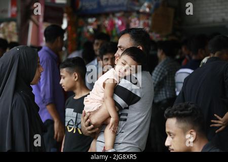 Dhaka, Bangladesch. 8.. Juli 2022. Menschen, die in Bangladesch leben, warten auf den Zug, während sie vor dem muslimischen Feiertag von Eid al-Adha in Dhaka, Bangladesch, 8. Juli 2022, zu ihren Heimatbesitzern fahren. Foto von Suvra Kanti das/ABACAPRESS.COM Quelle: Abaca Press/Alamy Live News Stockfoto