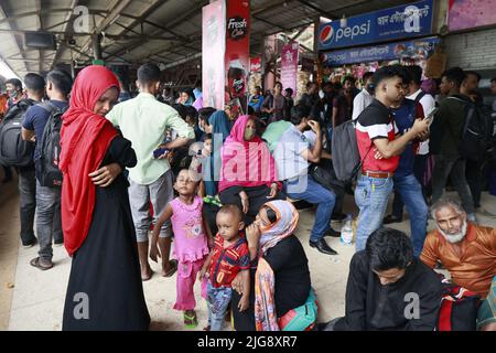 Dhaka, Bangladesch. 8.. Juli 2022. Menschen, die in Bangladesch leben, warten auf den Zug, während sie vor dem muslimischen Feiertag von Eid al-Adha in Dhaka, Bangladesch, 8. Juli 2022, zu ihren Heimatbesitzern fahren. Foto von Suvra Kanti das/ABACAPRESS.COM Quelle: Abaca Press/Alamy Live News Stockfoto