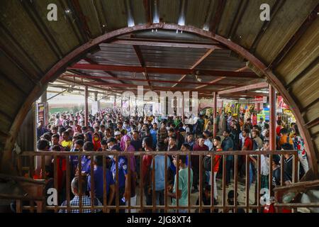 Dhaka, Bangladesch. 8.. Juli 2022. Menschen, die in Bangladesch leben, warten auf den Zug, während sie vor dem muslimischen Feiertag von Eid al-Adha in Dhaka, Bangladesch, 8. Juli 2022, zu ihren Heimatbesitzern fahren. Foto von Suvra Kanti das/ABACAPRESS.COM Quelle: Abaca Press/Alamy Live News Stockfoto