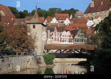 Deutschland, Baden-Württemberg, Schwäbisch Hall, Kocher, Sulferturm, Sulfer-Fußbrücke Stockfoto