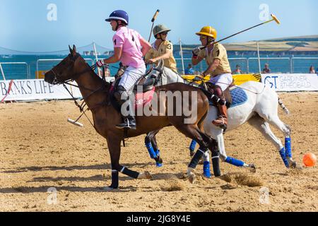 Sandbanks, Poole, Dorset, Großbritannien . 8.. Juli 2022. Die Sandpolo British Beach Polo Championships beginnen an einem heißen, sonnigen Tag am Strand von Sandbanks in Poole. Anlässlich des 15.-jährigen Bestehens die zweitägige Veranstaltung, die als größte Strandpoloveranstaltung der Welt stattfindet, findet am Freitag und Samstag statt, während Besucher sich am Strand die Action ansehen. Quelle: Carolyn Jenkins/Alamy Live News Stockfoto