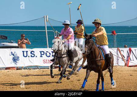 Sandbanks, Poole, Dorset, Großbritannien . 8.. Juli 2022. Die Sandpolo British Beach Polo Championships beginnen an einem heißen, sonnigen Tag am Strand von Sandbanks in Poole. Anlässlich des 15.-jährigen Bestehens die zweitägige Veranstaltung, die als größte Strandpoloveranstaltung der Welt stattfindet, findet am Freitag und Samstag statt, während Besucher sich am Strand die Action ansehen. Quelle: Carolyn Jenkins/Alamy Live News Stockfoto