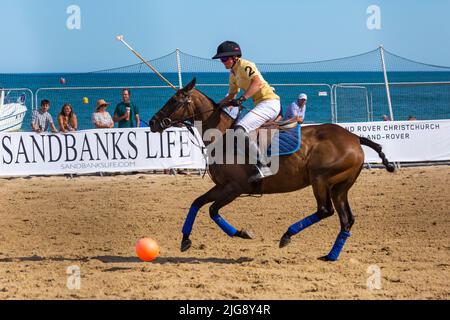 Sandbanks, Poole, Dorset, Großbritannien . 8.. Juli 2022. Die Sandpolo British Beach Polo Championships beginnen an einem heißen, sonnigen Tag am Strand von Sandbanks in Poole. Anlässlich des 15.-jährigen Bestehens die zweitägige Veranstaltung, die als größte Strandpoloveranstaltung der Welt stattfindet, findet am Freitag und Samstag statt, während Besucher sich am Strand die Action ansehen. Quelle: Carolyn Jenkins/Alamy Live News Stockfoto