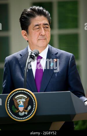 **DATEI FOTO** der ehemalige japanische Premierminister Shinzo Abe wurde während einer Rede ermordet. Washington, DC - 7. Juni: Präsident Donald J Trump und der japanische Premierminister Abé halten am 17. Juni 2018 eine gemeinsame Pressekonferenz im Rosengarten des Weißen Hauses ab. Sie diskutierten den bevorstehenden Gipfel zwischen Trump und dem nordkoreanischen Staatschef Kim. Quelle: Patsy Lynch/MediaPunch Stockfoto