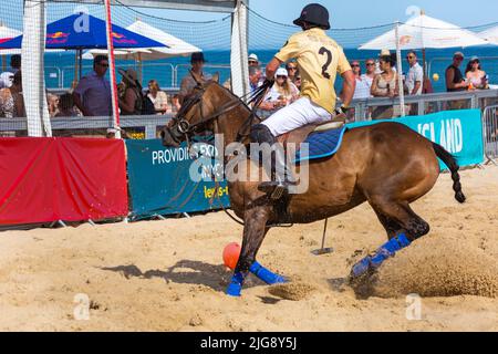 Sandbanks, Poole, Dorset, Großbritannien . 8.. Juli 2022. Die Sandpolo British Beach Polo Championships beginnen an einem heißen, sonnigen Tag am Strand von Sandbanks in Poole. Anlässlich des 15.-jährigen Bestehens die zweitägige Veranstaltung, die als größte Strandpoloveranstaltung der Welt stattfindet, findet am Freitag und Samstag statt, während Besucher sich am Strand die Action ansehen. Quelle: Carolyn Jenkins/Alamy Live News Stockfoto