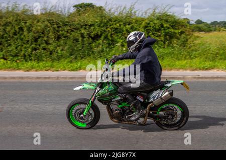 2000 grünes mehrfarbiger Husqvarna Scrambler Motorrad; unterwegs zum Hoghton Tower für das Supercar Summer Showtime Car Meet, das von Great British Motor Shows in Preston, Großbritannien, organisiert wird Stockfoto