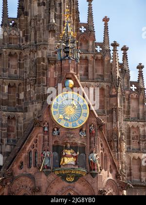 NÜRNBERG, DEUTSCHLAND - 10. JULI 2019: Außenansicht der Frauenkirche auf dem Hauptmarkt Stockfoto