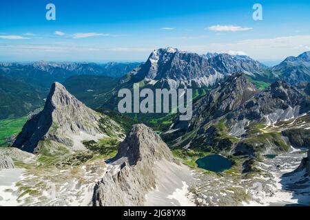 Berglandschaft mit felsigen Bergen und Wäldern an einem sonnigen Sommertag. Blick von Grünstein (Mieminger Kette) auf Drachensee, Ehrwalder Talkessel, Zugspitze und Wetterstein. Tirol Zugspitze Arena, Tirol, Österreich, Europa Stockfoto