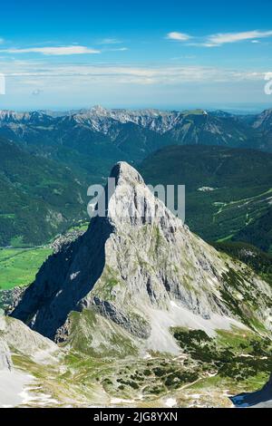 Ehrwalder Sonnenspitze oberhalb des Ehrwalder Beckens am sonnigen Sommertag. Tirol Zugspitze Arena, Tirol, Österreich, Europa Stockfoto