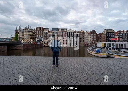 Charakteristische Häuser am Damrak-Kanal, Tourist, Amsterdam, Niederlande Stockfoto