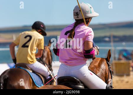 Sandbanks, Poole, Dorset, Großbritannien . 8.. Juli 2022. Die Sandpolo British Beach Polo Championships beginnen an einem heißen, sonnigen Tag am Strand von Sandbanks in Poole. Anlässlich des 15.-jährigen Bestehens die zweitägige Veranstaltung, die als größte Strandpoloveranstaltung der Welt stattfindet, findet am Freitag und Samstag statt, während Besucher sich am Strand die Action ansehen. Quelle: Carolyn Jenkins/Alamy Live News Stockfoto