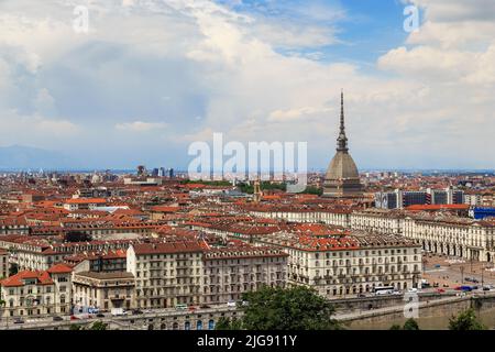 TURIN, ITALIEN - 16. MAI 2018: Dies ist ein Luftpanorama der Stadt. Stockfoto