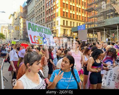 New York, NY, USA - 7. Juli 2022: Eine Parade am frühen Abend entlang der Fifth Avenue in Manhattan mit vielen Plakaten über Abtreibung. Stockfoto