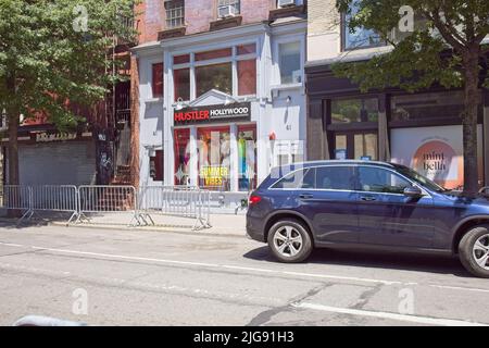 New York, NY, USA - 7. Juli 2022: Das Schaufenster dieses Erwachsenenladens in der 8. Street in Greenwich Village Stockfoto