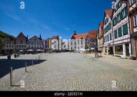 Bad Urach, Baden-Württemberg, Deutschland - 15. Mai 2022: Der Marktplatz von Bad Urach an einem sonnigen Tag. Stockfoto