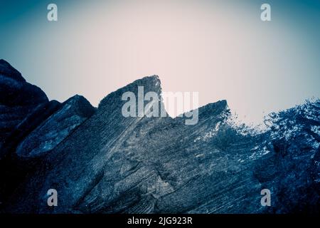 Schwarze Pinselstriche auf weißem Papier isoliert. Schwarzer Pinsel streichelt Ölfarben auf weißem Papier. Isoliert auf weißem Hintergrund. Abstrakter kreativer weißer schwarzer Hintergrund Stockfoto