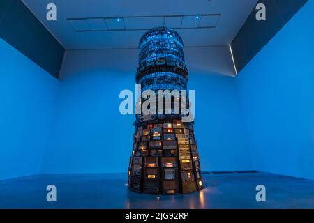 England, London, Southwark, Bankside, Tate Modern Art Gallery, Analogskulptur des brasilianischen Konzeptkünstlers Cildo Meireles mit dem Titel 'Babel' aus dem Jahr 2001 Stockfoto