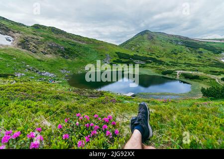 Lake Nesamovyte in den ukrainischen Karpaten. Der Hoverla-Gipfel der ukrainischen Karpaten hängt vor dem Hintergrund des Himmels und der Wolken Stockfoto