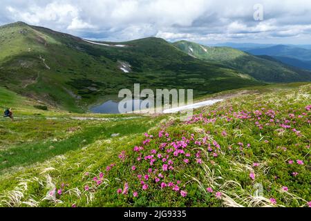 Lake Nesamovyte in den ukrainischen Karpaten. Der Hoverla-Gipfel der ukrainischen Karpaten hängt vor dem Hintergrund des Himmels und der Wolken Stockfoto