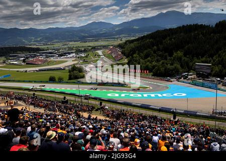 10 GASLY Pierre (Fra), Scuderia AlphaTauri AT03, 24 ZHOU Guanyu (Chi), Alfa Romeo F1 Team ORLEN C42, Actionslandschaft, Paysage, Illustration, Zuschauer, Fans, Tribünen, Gradins, während der Formel 1 Rolex großer Preis von Osterreich 2022, 2022 großer Preis von Österreich, 11. Runde der FIA Formel 1 Weltmeisterschaft 2022 vom 8. Bis 10. Juli 2022 auf dem Red Bull Ring, in Spielberg, Österreich - Foto DPPI Stockfoto