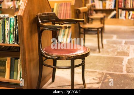 Stuhl in einem Buchladen Stockfoto