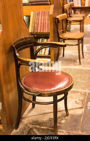 Stuhl in einem Buchladen Stockfoto