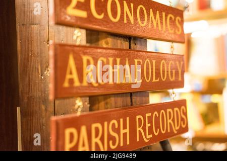 Buchhandlung mit Schild in Hay on Wye in Herefordshire, England. Stockfoto