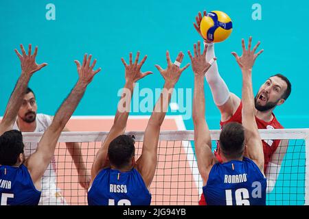 Danzig, Polen. 08.. Juli 2022. Daniele Lavia (L), Roberto Russo (2L) und Yuri Romano (3L) aus Italien im Kampf gegen Nemanja Petric (R) aus Serbien beim Spiel der Volleyball Nations League der Männer 2022 zwischen Italien und Serbien in Danzig, Polen, am 08. Juli 2022. Quelle: PAP/Alamy Live News Stockfoto