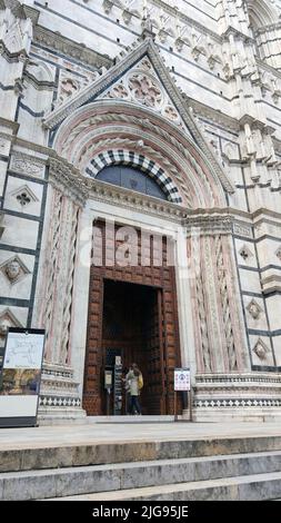 Portal an der Kathedrale von Siena, Cattedrale di Santa Maria Assunta, Toskana, Italien Stockfoto