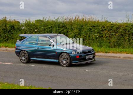 1995 90s Neunziger Jahre grüner Ford Escort RS Cosworth mit „Whale Tail“ Heckspoiler; unterwegs zum Hoghton Tower für das Supercar Summer Showtime Car Meet, das von Great British Motor Shows in Preston, Großbritannien, organisiert wird Stockfoto