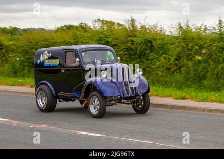 117 Fordson 8 Van (Mod Hot Rod) Ford Anglia „Nitro Express“ aus den 1948 40er Jahren, basierend auf Fords 5cwt Van. Hot Rods Autos, Drag Cars, ANGLIA, Hot Rod, Retro, DragRacing, Renngasser, Straßenruten. Modifizierte Autos auf dem Weg zum Hoghton Tower zum Supercar Summer Showtime Car Meet, das von Great British Motor Shows in Preston, Großbritannien organisiert wird Stockfoto