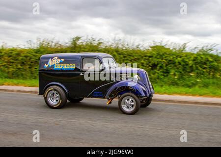 117 Fordson 8 Van (Mod Hot Rod) Ford Anglia „Nitro Express“ aus den 1948 40er Jahren, basierend auf Fords 5cwt Van. Hot Rods Autos, Drag Cars, ANGLIA, Hot Rod, Retro, DragRacing, Renngasser, Straßenruten. Modifizierte Autos auf dem Weg zum Hoghton Tower zum Supercar Summer Showtime Car Meet, das von Great British Motor Shows in Preston, Großbritannien organisiert wird Stockfoto