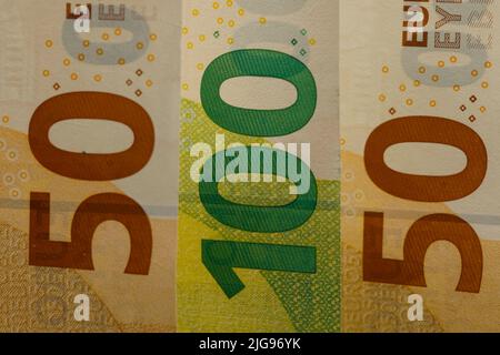 Euro-Banknoten bilden den Hintergrund. Die Währung des Euroraums ist seit 2002 im Umlauf, und Euro-Banknoten sind nicht aus Papier, sondern aus Stockfoto
