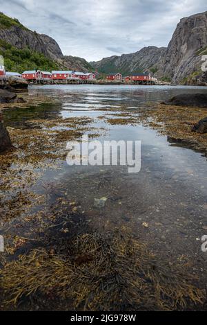 Rote Fischerhütten rorbu, Dorf Nusfjord, Lofoten-Inseln, Norwegen Stockfoto