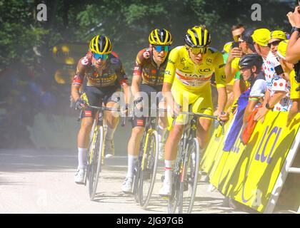 Tomblaine nach La Super Planche des Belles Filles, Frankreich. 8.. Juli 2022. Tadej Pogačar mit Primož ROGLIČ und Jonas VINGEGAARD am Steuer, die seine Dominanz auf dem Weg zur Tour De France, Etappe 7, Frankreich, 8.. Juli 2022, Credit:Chris Wallis/Goding Images/Alamay Live News Credit: Peter Goding/Alamy Live News Stockfoto