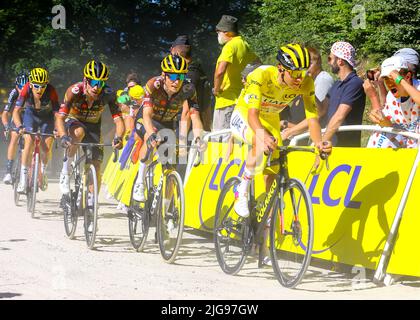 Tomblaine nach La Super Planche des Belles Filles, Frankreich. 8.. Juli 2022. Tadej Pogačar mit Primož ROGLIČ und Jonas VINGEGAARD am Steuer, die seine Dominanz auf dem Weg zur Tour De France, Etappe 7, Frankreich, 8.. Juli 2022, Credit:Chris Wallis/Goding Images/Alamay Live News Credit: Peter Goding/Alamy Live News Stockfoto