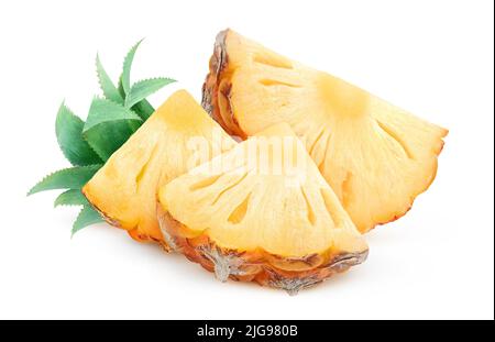 Isolierte Ananasfrüchte. Drei Stücke Ananas isoliert auf weißem Hintergrund Stockfoto