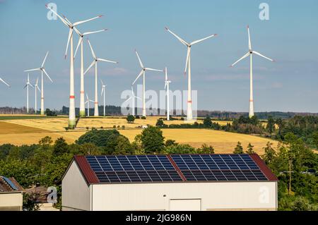 Windpark in der Nähe der ostwestfälischen Stadt Energiestadt Lichtenau, Agrarbetrieb mit Photovoltaik-Anlage, über 80 Windkraftanlagen auf diesem Hügel Stockfoto