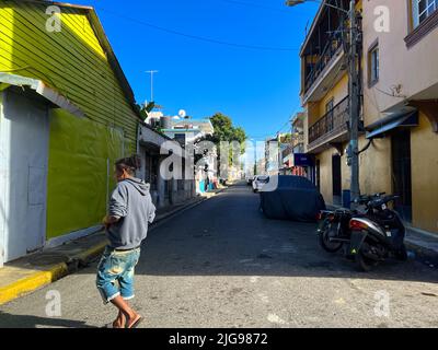 Puerto Plata, DR - 10. Januar 2022: Die Straßen, Gebäude und Geschäfte in Puerto Plata, DR. Stockfoto