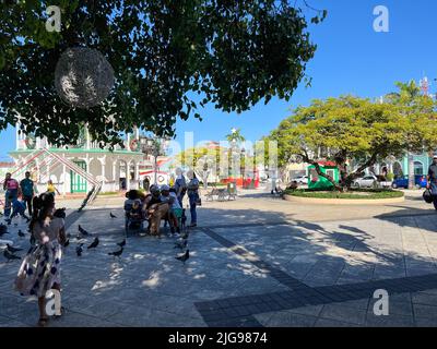 Puerto Plata, DR - 10. Januar 2022: Die Straßen, Gebäude und Geschäfte in Puerto Plata, DR. Stockfoto