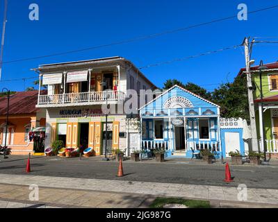 Puerto Plata, DR - 10. Januar 2022: Die Straßen, Gebäude und Geschäfte in Puerto Plata, DR. Stockfoto