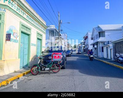 Puerto Plata, DR - 10. Januar 2022: Die Straßen, Gebäude und Geschäfte in Puerto Plata, DR. Stockfoto