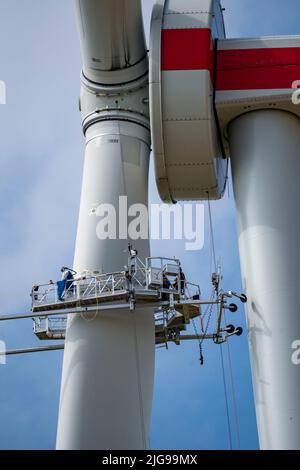 Wartungsarbeiten, Reparaturen an einem Rotor einer Enercon-Windkraftanlage, in einem Windpark östlich von Bad Wünnenberg Ostwestfalen-Lippe, Umspannwerk, NRW, Deutschland Stockfoto