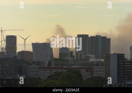 Amsterdam, Niederlande. 08.. Juli 2022. Eine allgemeine Ansicht zeigt eine große Menge Rauch in den Western Docklands am 8. Juli 2022 in Amsterdam, Niederlande. Aufgrund des Großbrands auf dem Kwadrantweg in den westlichen Docklands wurde gerade ein NL-Alarm ausgelöst. Die Amsterdamer Feuerwehr bekämpft einen Großbrand bei der Recyclingfirma HKS Metals und Recycling auf dem Kwadrantweg im Amsterdamer Hafengebiet. (Foto von Paulo Amorim/Sipa USA) Quelle: SIPA USA/Alamy Live News Stockfoto