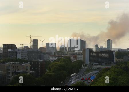 Amsterdam, Niederlande. 08.. Juli 2022. Eine allgemeine Ansicht zeigt eine große Menge Rauch in den Western Docklands am 8. Juli 2022 in Amsterdam, Niederlande. Aufgrund des Großbrands auf dem Kwadrantweg in den westlichen Docklands wurde gerade ein NL-Alarm ausgelöst. Die Amsterdamer Feuerwehr bekämpft einen Großbrand bei der Recyclingfirma HKS Metals und Recycling auf dem Kwadrantweg im Amsterdamer Hafengebiet. (Foto von Paulo Amorim/Sipa USA) Quelle: SIPA USA/Alamy Live News Stockfoto