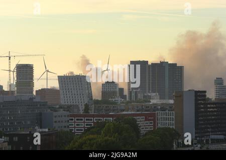 Amsterdam, Niederlande. 08.. Juli 2022. Eine allgemeine Ansicht zeigt eine große Menge Rauch in den Western Docklands am 8. Juli 2022 in Amsterdam, Niederlande. Aufgrund des Großbrands auf dem Kwadrantweg in den westlichen Docklands wurde gerade ein NL-Alarm ausgelöst. Die Amsterdamer Feuerwehr bekämpft einen Großbrand bei der Recyclingfirma HKS Metals und Recycling auf dem Kwadrantweg im Amsterdamer Hafengebiet. (Foto von Paulo Amorim/Sipa USA) Quelle: SIPA USA/Alamy Live News Stockfoto