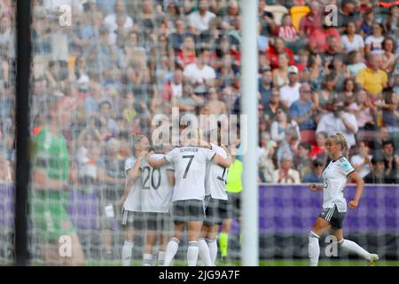 8.. Juli 2022, Community Stadium, Brentford, London, England: Internationales Fußballturnier für Frauen; Deutschland gegen Dänemark; deutsche Spieler feiern ihr Mannschaftsziel für 1-0 in der 21.-minütigen. Stockfoto