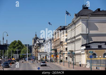 Touristen, die an einem hellen Sommertag auf den Straßen von Helsinki spazieren Stockfoto